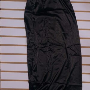 vestido negro largo resalta tu silueta
